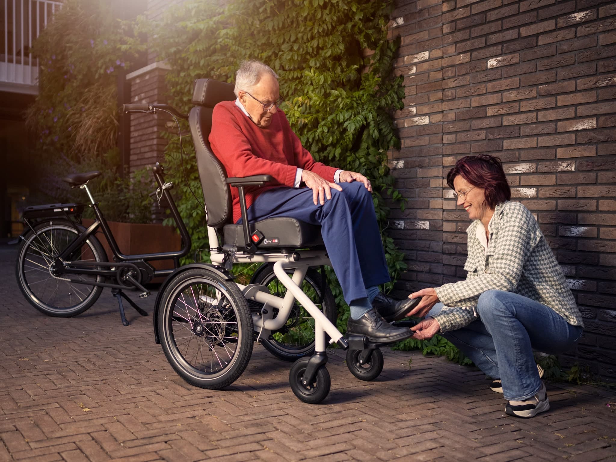 Fiets met rolstoel voorop